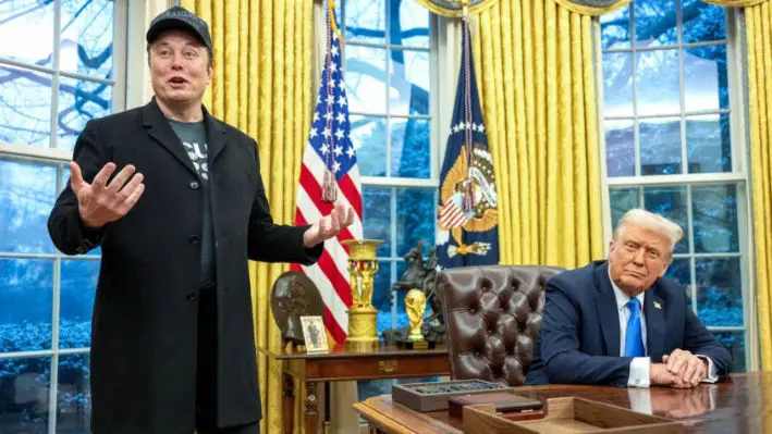 Elon Musk (Izq.) habla mientras el presidente Donald Trump observa en la Oficina Oval de la Casa Blanca, el 11 de febrero de 2025. (Jim Watson/AFP vía Getty Images)