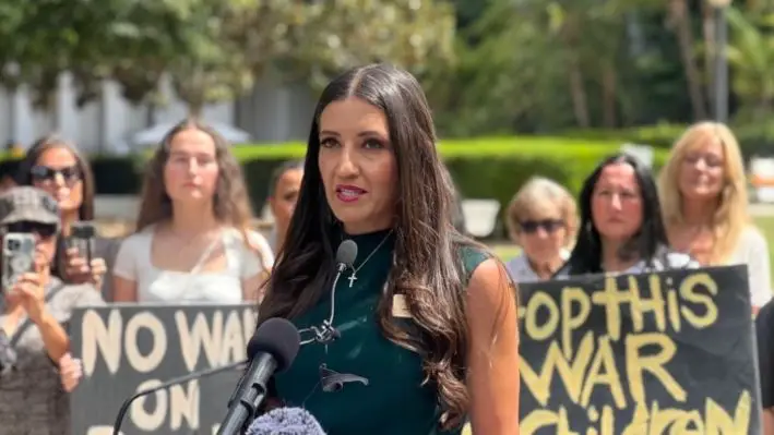 Sonja Shaw, presidenta del Distrito Escolar Unificado de Chino Valley, habla en una conferencia de prensa fuera del Capitolio del estado de California en Sacramento, California, el 14 de agosto de 2023. (Cortesía del Consejo de la Familia de California)