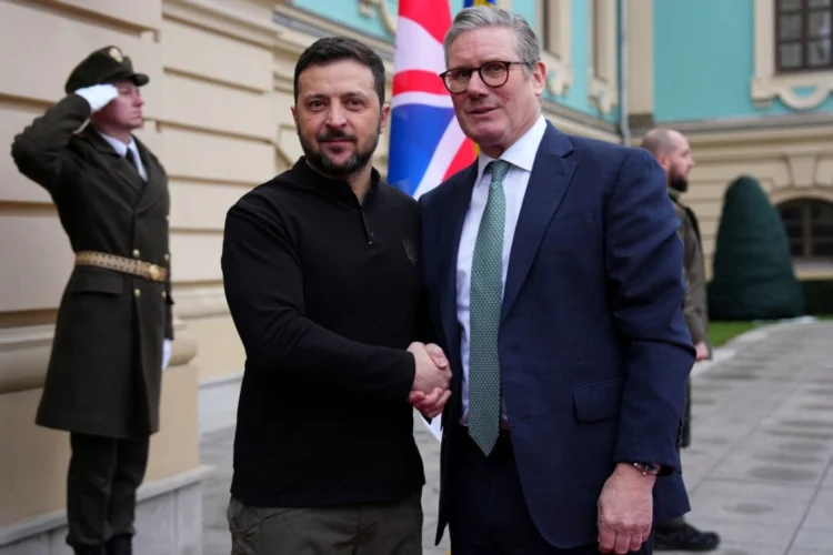 El primer ministro británico, Sir Keir Starmer (D), estrecha la mano del presidente ucraniano Volodymyr Zelenskyy a su llegada para una reunión en Kyiv, Ucrania, el 16 de enero de 2025. (Carl Court/Pool/AFP a través de Getty Images)