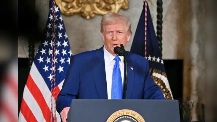 El presidente Donald Trump habla durante la firma de órdenes ejecutivas en su complejo turístico Mar-a-Lago en Palm Beach, Florida, el 18 de febrero de 2025. (Roberto Schmidt/AFP a través de Getty Images)