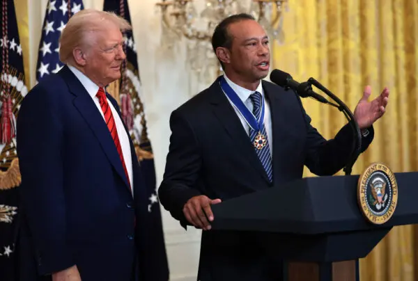 La leyenda del golf Tiger Woods habla junto al presidente de Estados Unidos, Donald Trump, durante una recepción en honor al Mes de la Historia Negra en la Sala Este de la Casa Blanca en Washington el 20 de febrero de 2025. (Win McNamee/Getty Images)