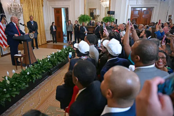 El presidente de Estados Unidos, Donald Trump, habla junto al golfista estadounidense Tiger Woods durante una recepción por el Mes de la Historia Negra en la Sala Este de la Casa Blanca en Washington el 20 de febrero de 2025. (Jim Watson/AFP vía Getty Images)