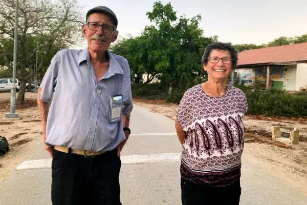 Oded Lifshitz (izquierda), cuyo cuerpo fue devuelto desde Gaza el 20 de febrero de 2025, después de haber sido tomado como rehén por Hamás, con su esposa Yocheved Lifshitz, que también fue tomada como rehén y luego liberada. (Archivo de Daniel Lifshitz/Folleto vía Reuters)