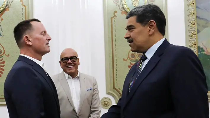 El presidente venezolano Nicolás Maduro (d) estrecha la mano de Richard Grenell, enviado especial del presidente Donald Trump, en el palacio presidencial de Miraflores en Caracas, Venezuela, el 31 de enero de 2025. (Oficina de prensa presidencial de Venezuela vía AP)