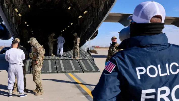 Un vuelo militar, que transporta inmigrantes ilegales miembros de la pandilla Tren de Aragua a la Bahía de Guantánamo, se prepara para partir, en El Paso, Texas, el 4 de febrero de 2025. (Cortesía del Departamento de Seguridad Nacional)
