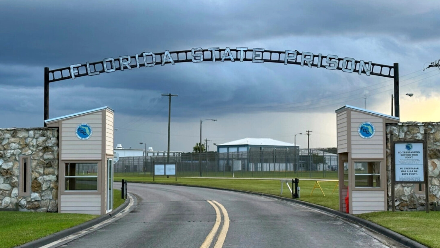 Nubes sobrevuelan la entrada de la Prisión Estatal de Florida en Starke, Florida, 3 de agosto de 2023. (Curt Anderson/AP Photo).