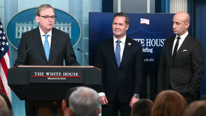 El director del Consejo Económico Nacional, Kevin Hassett (izq.), habla junto al asesor de seguridad nacional, Mike Waltz (centro), y el subdirector de gabinete de la Casa Blanca para políticas y asesor de seguridad nacional, Stephen Miller (der.), durante la sesión informativa diaria en la sala de reuniones Brady de la Casa Blanca, el 20 de febrero de 2025. (Jim Watson/AFP vía Getty Images)