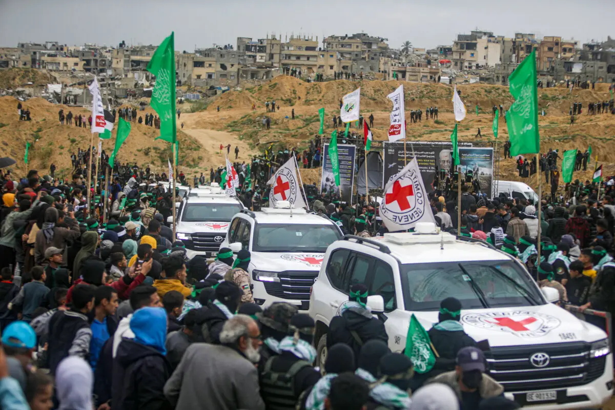 Los vehículos de la Cruz Roja llegan para recoger los ataúdes que contienen los cuerpos de cuatro rehenes israelíes que serán entregados por grupos terroristas palestinos en Khan Younis, al sur de la Franja de Gaza, el 20 de febrero de 2025. (Jehad Alshrafi/AP)