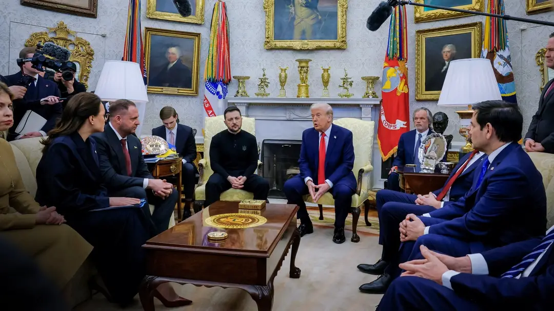 El presidente Donald Trump se reúne con el presidente ucraniano Volodímir Zelenski en la Casa Blanca en Washington el 28 de febrero de 2025. (Brian Snyder/Reuters)