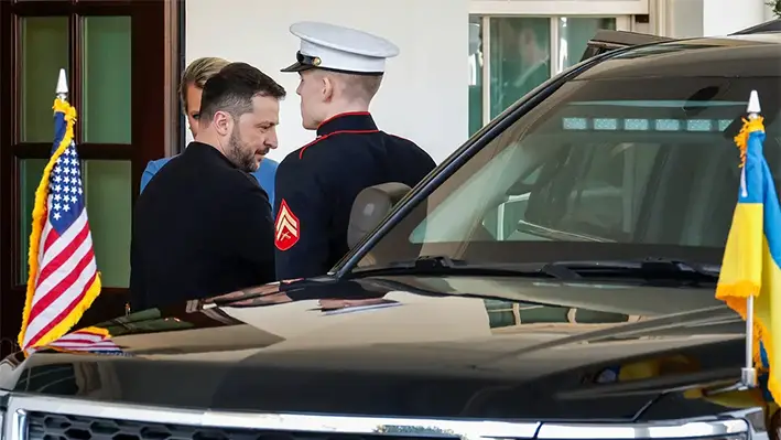 El presidente ucraniano Volodímir Zelenski abandona la Casa Blanca en Washington el 28 de febrero de 2025. Zelenski se marcha antes de tiempo tras una acalorada reunión con el presidente Donald Trump y el vicepresidente JD Vance en el Despacho Oval. (Chip Somodevilla/Getty Images)