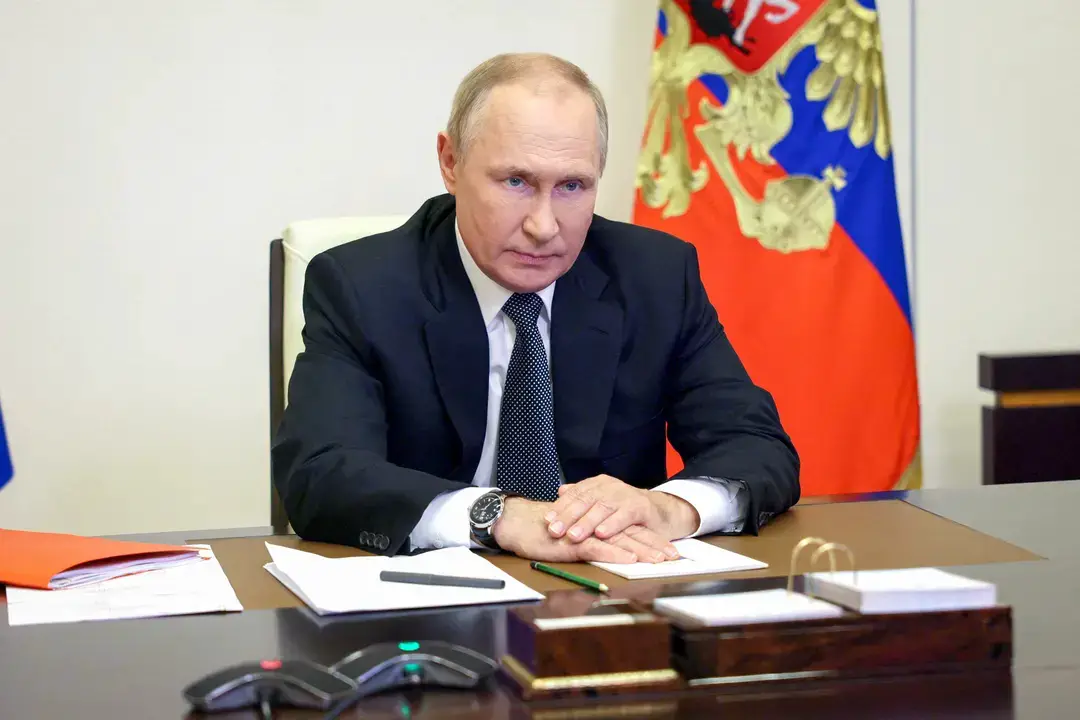 El presidente ruso, Vladímir Putin, preside una reunión del Consejo de Seguridad a través de una conexión de vídeo en la residencia estatal de Novo-Ogaryovo, a las afueras de Moscú, el 19 de octubre de 2022. El 19 de octubre, Putin introdujo la ley marcial en las regiones ucranianas de Donetsk, Lugansk, Kherson y Zaporizhzhia, que Moscú afirma haberse anexionado. (Sergei Ilyin/SPUTNIK/AFP vía Getty Images)