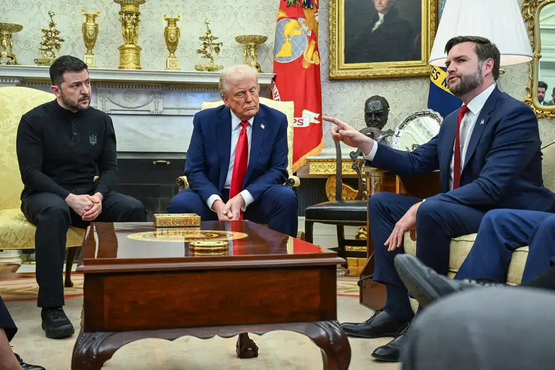 El presidente Donald Trump y el presidente ucraniano Volodímir Zelenski escuchan al vicepresidente JD Vance (R) mientras se reúnen en la Oficina Oval el 28 de febrero de 2025. (Saul Loeb/AFP vía Getty Images)