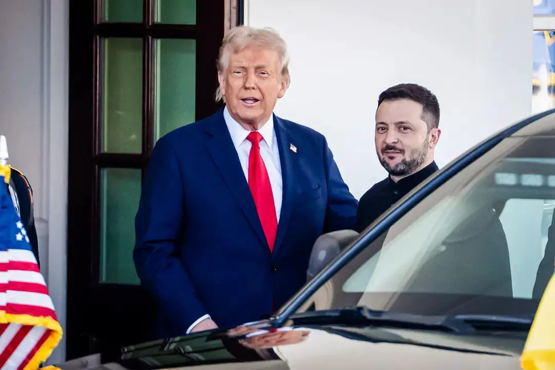 El presidente Donald Trump saluda al presidente ucraniano Volodímir Zelenski en la Casa Blanca en Washington el 28 de febrero de 2025. (Madalina Vasiliu/The Epoch Times)