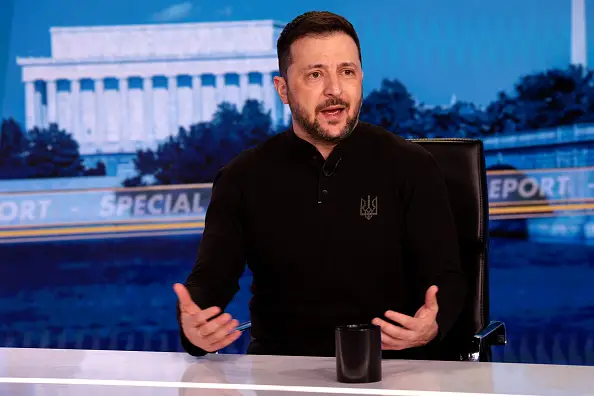 El presidente ucraniano Volodímir Zelenski habla durante una entrevista con el presentador político jefe de Fox News Bret Baier en Special Report With Bret Baier en los estudios de Fox News el 28 de febrero de 2025 en Washington, DC. ( Win McNamee/Getty Images)
