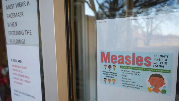 Un cartel afuera de una clínica del Distrito de Salud Pública de South Plains en Brownfield, Texas, el 23 de febrero de 2025. (Julio Cortez/AP Photo)
