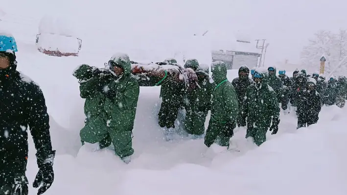 En esta fotografía tomada y difundida por la Fuerza Estatal de Respuesta a Desastres (SDRF) el 28 de febrero de 2025, los rescatistas transportan a los trabajadores de la Organización de Carreteras Fronterizas (BRO) después de una avalancha cerca de la aldea de Mana en el distrito de Chamoli. (State Disaster Response Force (SDRF)/AFP vía Getty Images)