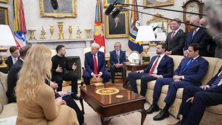 El presidente de EE. UU., Donald Trump, y el presidente de Ucrania, Volodímir Zelenski, se reúnen en el Despacho Oval, observados por el vicepresidente, JD Vance, y el secretario de Estado, Marco Rubio, en la Casa Blanca el 28 de febrero de 2025. (Andrew Harnik/Getty Images)