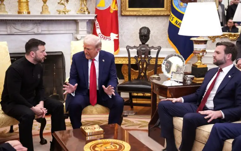 El presidente Donald Trump (C) y el vicepresidente JD Vance se reúnen con el presidente ucraniano Volodímir Zelenski en la Oficina Oval de la Casa Blanca el 28 de febrero de 2025. (Andrew Harnik/Getty Images)