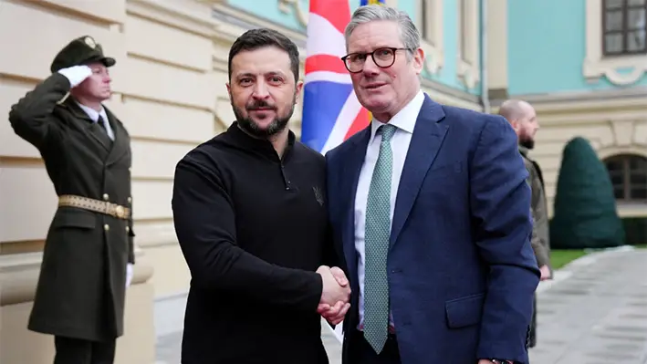 El primer ministro británico, Sir Keir Starmer (d), estrecha la mano del presidente ucraniano, Volodímir Zelenski, a su llegada a una reunión en Kiev, Ucrania, el 16 de enero de 2025. (Carl Court/Pool/AFP vía Getty Images)
