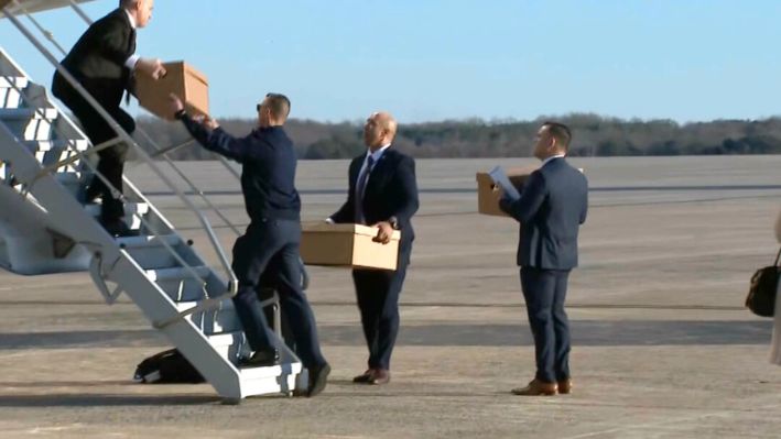 Las cajas se cargan en el Air Force One antes de la partida del presidente Donald Trump en la Base Conjunta Andrews, Maryland, el 28 de febrero de 2025. (Pool/Captura de pantalla vía The Epoch Times)