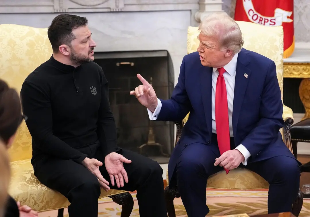 El presidente Donald Trump y el presidente ucraniano Volodímir Zelenski se reúnen en el Despacho Oval de la Casa Blanca en Washington el 28 de febrero de 2025. Trump y Zelenski se reúnen para negociar un acuerdo preliminar sobre el reparto de los recursos minerales de Ucrania que, según Trump, permitirá a Estados Unidos recuperar la ayuda proporcionada a Kiev al tiempo que apoya la economía ucraniana. (Andrew Harnik/Getty Images)