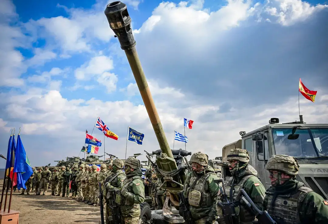 Fuerzas militares de la OTAN durante un ejercicio en el Área de Entrenamiento de Smardan, en Smardan, Rumanía, el 19 de febrero de 2025.(Daniel Mihailescu/AFP vía Getty Images)