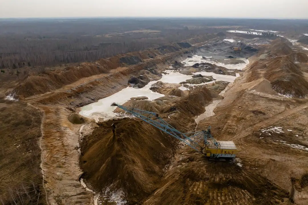 Vista aérea de una excavadora en una mina de titanio a cielo abierto en la región ucraniana de Zhytomyr, el 28 de febrero de 2025. (Roman Pilipey/AFP vía Getty Images)