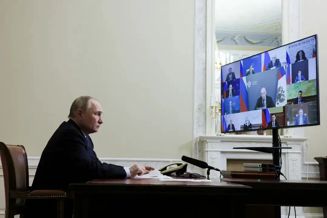 El presidente de Rusia, Vladimir Putin, preside una reunión con miembros del Gobierno a través de videoconferencia, en el Palacio Constantino de Strelna, San Petersburgo, el 18 de febrero de 2025. (Mikhail Metzel/Pool/AFP vía Getty Images)