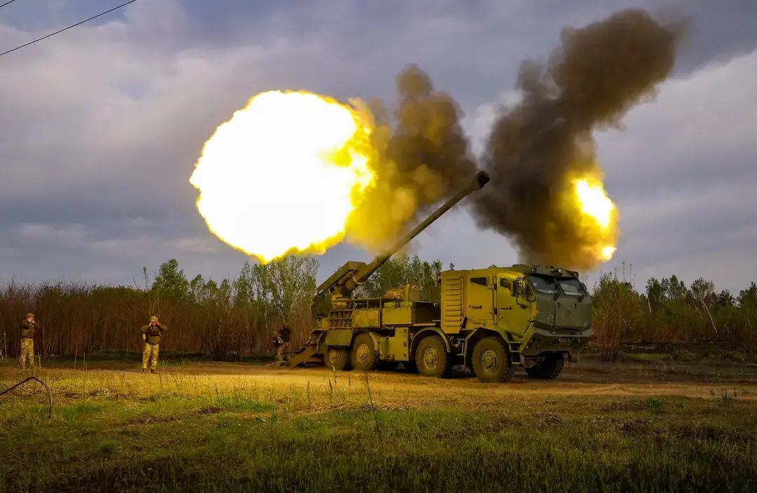 Artilleros de la 43ª Brigada Mecanizada Separada de las Fuerzas Armadas de Ucrania disparan contra una posición rusa con un obús autopropulsado de 155 mm 2C22, en la región de Kharkiv, el 21 de abril de 2024. (Anatolii Stepanov/AFP vía Getty Images)