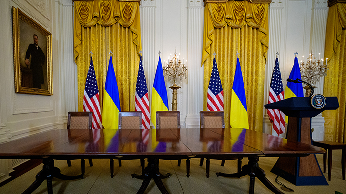 Una mesa de firmas permanece en la Sala Este después de que el presidente ucraniano Volodímir Zelenski abandone la Casa Blanca antes de tiempo el 28 de febrero de 2025 en Washington, DC. (Andrew Harnik/Getty Images)