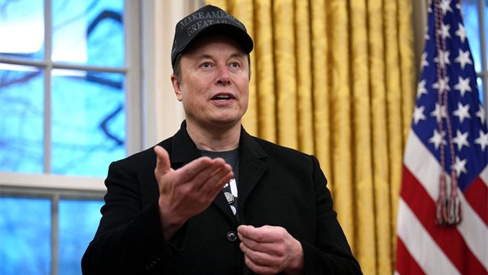 El jefe del Departamento de Eficiencia Gubernamental, Elon Musk, se une al presidente Donald Trump durante la firma de una orden ejecutiva en el Despacho Oval, el 11 de febrero de 2025. (Andrew Harnik/Getty Images)
