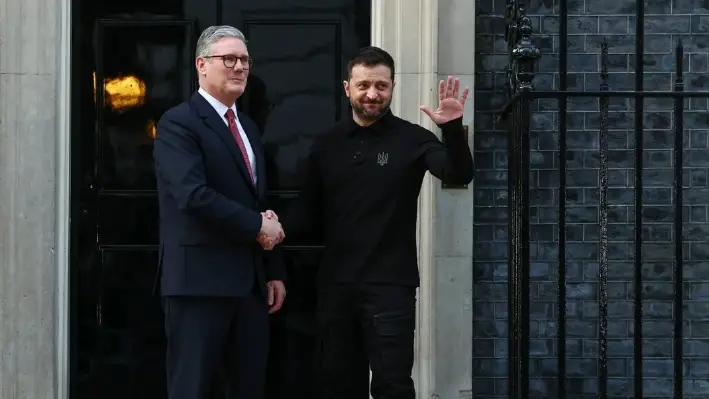 El primer ministro británico, Keir Starmer (izquierda), recibe al presidente ucraniano, Volodymyr Zelenskyy, en el número 10 de Downing Street, en Londres, el 1 de marzo de 2025. (Peter Nicolls/Getty Images)