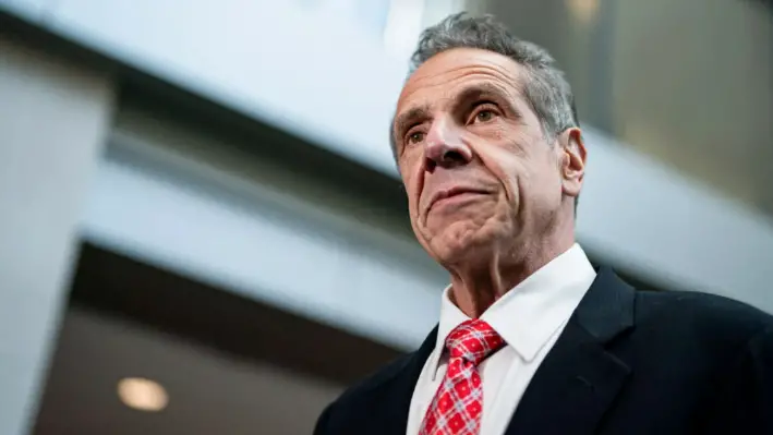 El exgobernador de Nueva York Andrew Cuomo tras una entrevista a puerta cerrada con el Subcomité de Supervisión y Responsabilidad de la Cámara de Representantes sobre la Pandemia de Coronavirus en el Capitolio el 11 de junio de 2024. (Al Drago/Getty Images)