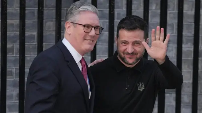 El primer ministro británico, Keir Starmer, a la izquierda, saluda al presidente de Ucrania, Volodimir Zelenski, en Downing Street, Londres, Inglaterra, el sábado 1 de marzo de 2025. (AP Photo/Kin Cheung)