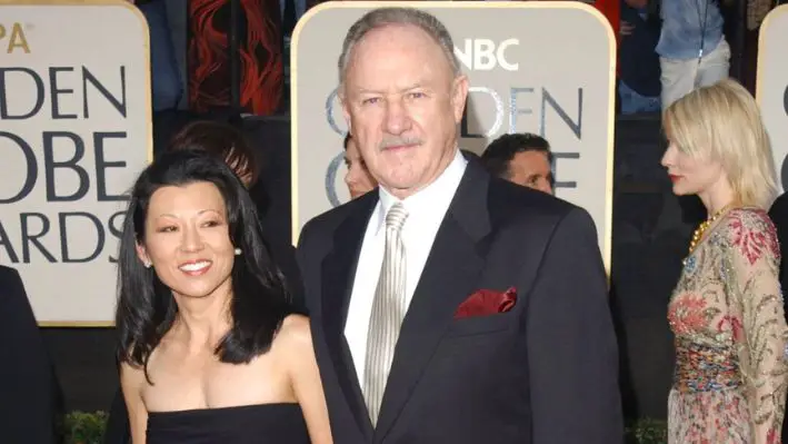 Gene Hackman y Betsy Arakawa asisten a la 60.ª edición de los premios Globo de Oro en Beverly Hills, California, el 19 de enero de 2003. (Jon Kopaloff/Getty Images)