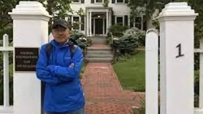 El periodista chino Dong Yuyu en las puertas de la Fundación Newman para el Periodismo en la Universidad de Harvard, en Cambridge, Massachusetts, en mayo de 2017. (Familia Dong vía AP)