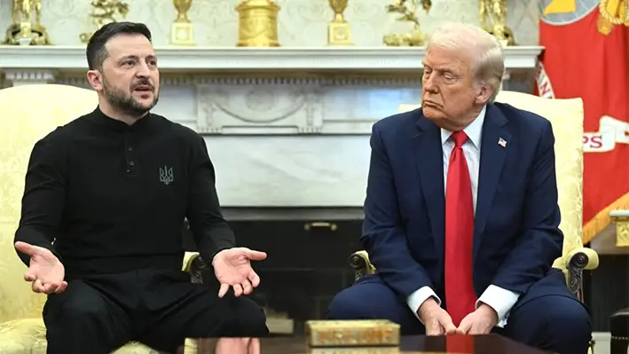 El presidente de Estados Unidos, Donald Trump, y el presidente de Ucrania, Volodímir Zelenski (izquierda), se reúnen en el Despacho Oval de la Casa Blanca en Washington el 28 de febrero de 2025. (Saul Loeb/AFP vía Getty Images)
