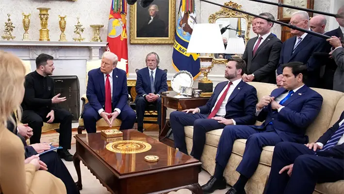 El presidente de Estados Unidos, Donald Trump, y el presidente de Ucrania, Volodímir Zelenski, se reúnen en el Despacho Oval de la Casa Blanca el 28 de febrero de 2025. (Andrew Harnik/Getty Images)
