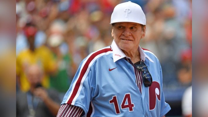 El exjugador de los Philadelphia Phillies, Pete Rose, saluda a la multitud durante la ceremonia del Día de los Exalumnos antes del partido contra los Washington Nationals en el Citizens Bank Park en Filadelfia el 7 de agosto de 2022. (Eric Hartline/USA TODAY Sports vía Reuters)
