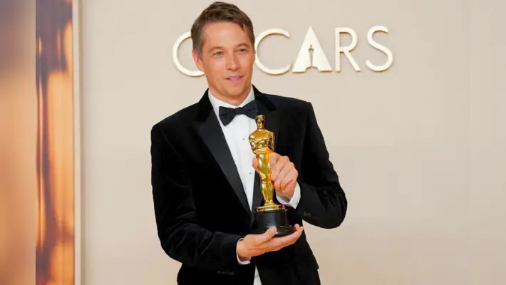 Sean Baker, ganador del premio a la mejor edición de película por "Anora", posa en la sala de prensa de los Oscar el domingo 2 de marzo de 2025, en el Dolby Theatre de Los Ángeles. (Foto de Jordan Strauss/Invision/AP)