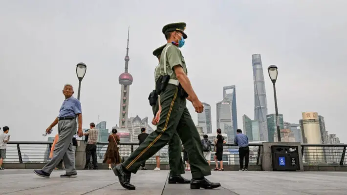 La policía paramilitar china camina por el paseo marítimo de Bund a lo largo del río Huangpu en el distrito de Huangpu en Shanghái el 15 de junio de 2023. (Hector Retamal/AFP a través de Getty Images)