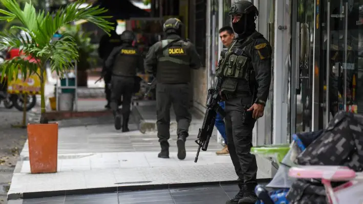 Miembros de la policía nacional de Colombia patrullan las calles de Savarena, Arauca, Colombia, cerca de la frontera con Venezuela el 23 de enero de 2022. (Juan Barreto/AFP vía Getty Images)