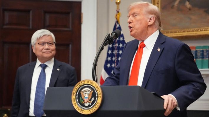 El presidente Donald Trump (Dcha.) habla junto al director ejecutivo de Taiwan Semiconductor Manufacturing Company (TSMC), CC Wei, en la Sala Roosevelt de la Casa Blanca en Washington el 3 de marzo de 2025. Trump anunció que Taiwan Semiconductor Manufacturing Company, uno de los mayores fabricantes de chips semiconductores, planea invertir 100,000 millones de dólares en nuevas instalaciones de fabricación en Estados Unidos. (Andrew Harnik/Getty Images)