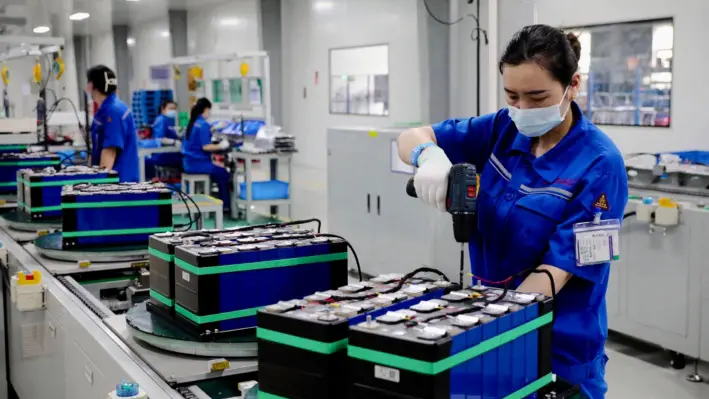 Empleados trabajan en una fábrica que produce baterías de litio para exportación en Huaibei, provincia de Anhui, China, el 11 de junio de 2024. (STR/AFP vía Getty Images)