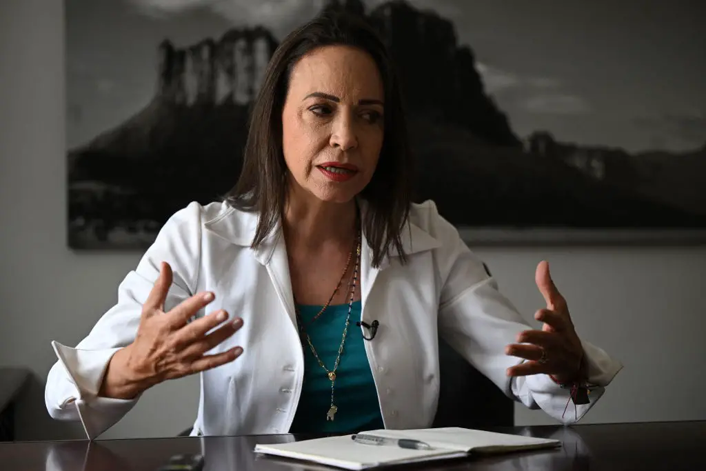 La líder opositora María Corina Machado habla durante una entrevista con AFP en Caracas el 25 de julio de 2024, antes de las elecciones presidenciales. (FFEDERICO PARRA/AFP via Getty Images)