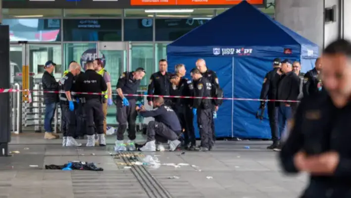 Miembros de los servicios de seguridad y emergencia israelíes se despliegan en el lugar de un ataque con arma blanca en una estación central de autobuses en Haifa, Israel, el 3 de marzo de 2025. (Jack Guez/AFP a través de Getty Images)