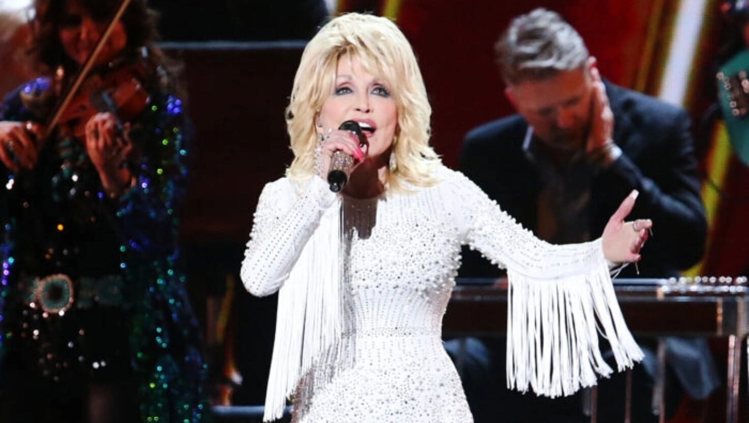 Dolly Parton actúa durante los Country Music Association Awards en el Bridgestone Arena de Nashville el 13 de noviembre de 2019. (Terry Wyatt/Getty Images).