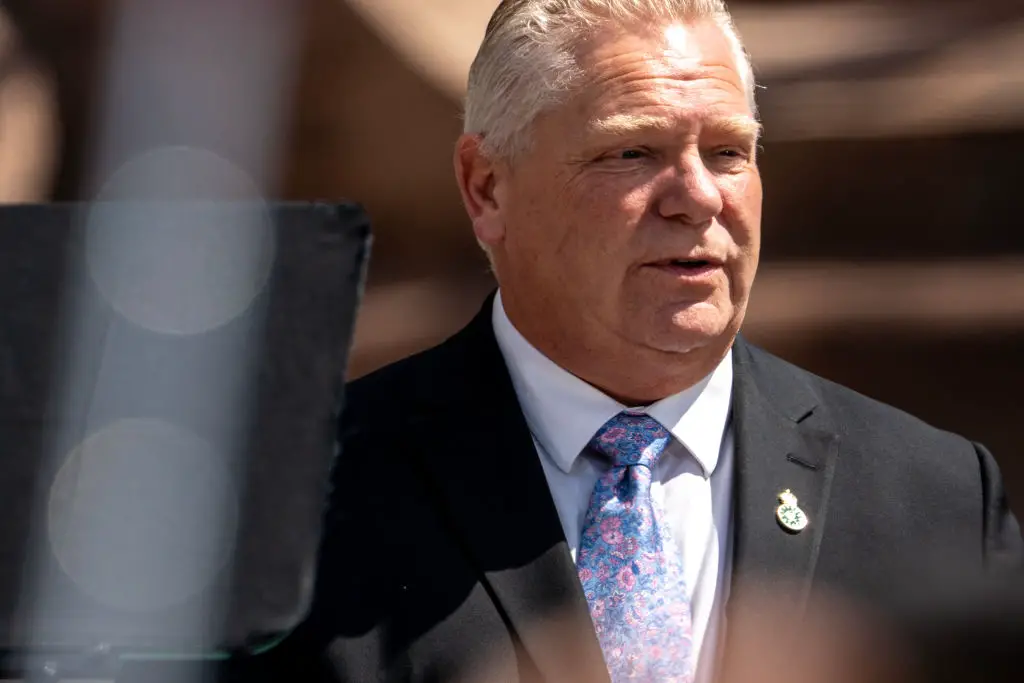 El primer ministro de Ontario, Doug Ford, habla tras una ceremonia de izado de bandera para las celebraciones de la coronación de Ontario el 6 de mayo de 2023 en Queen's Park en Toronto, Canadá. (Katherine KY Cheng/Getty Images)