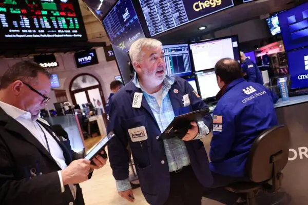 Operadores trabajan en el parqué de la Bolsa de Nueva York durante las operaciones matinales en Nueva York el 28 de enero de 2025. (Michael M. Santiago/Getty Images)