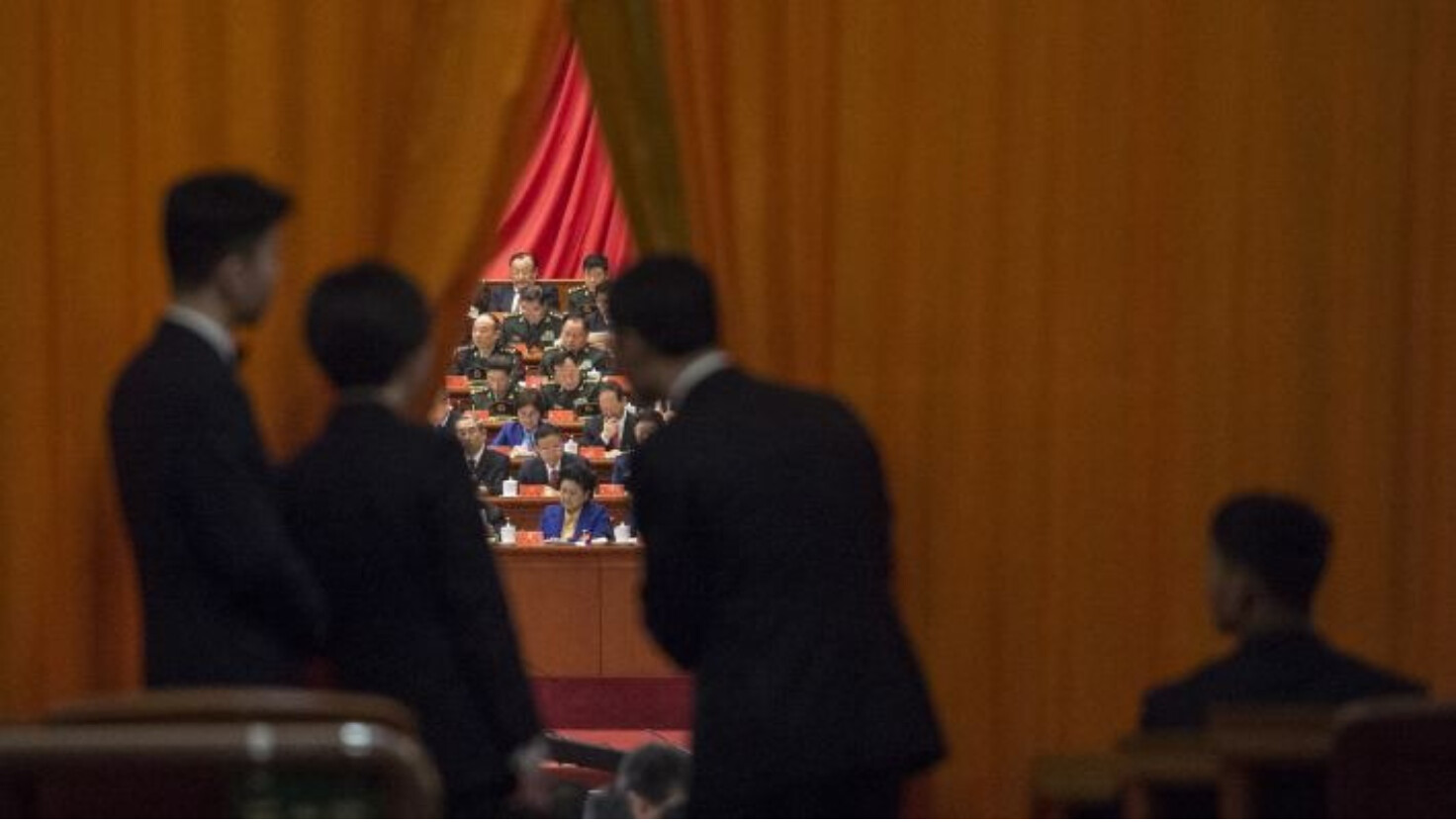 Guardias de seguridad chinos vigilan a los delegados militares durante el discurso del líder chino Xi Jinping en el XIX Congreso del Partido Comunista en Beijing el 18 de octubre de 2017. (Fred Dufour/AFP a través de Getty Images).